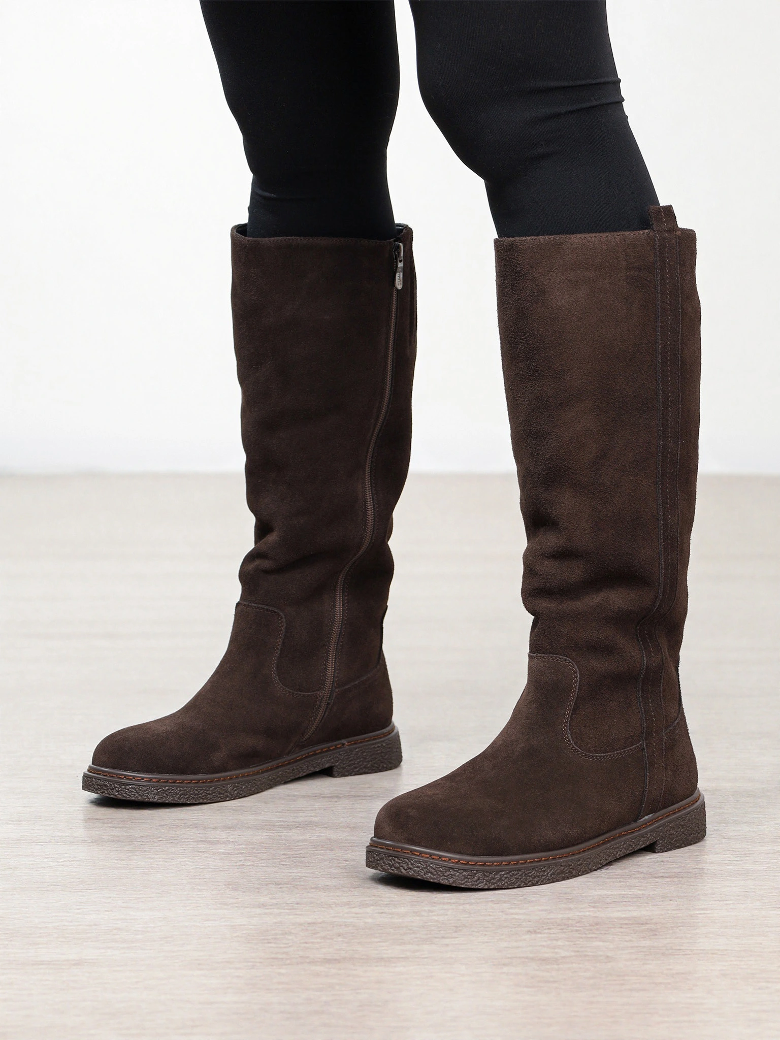 Сапоги коричневого цвета из натуральной замши на низком каблуке